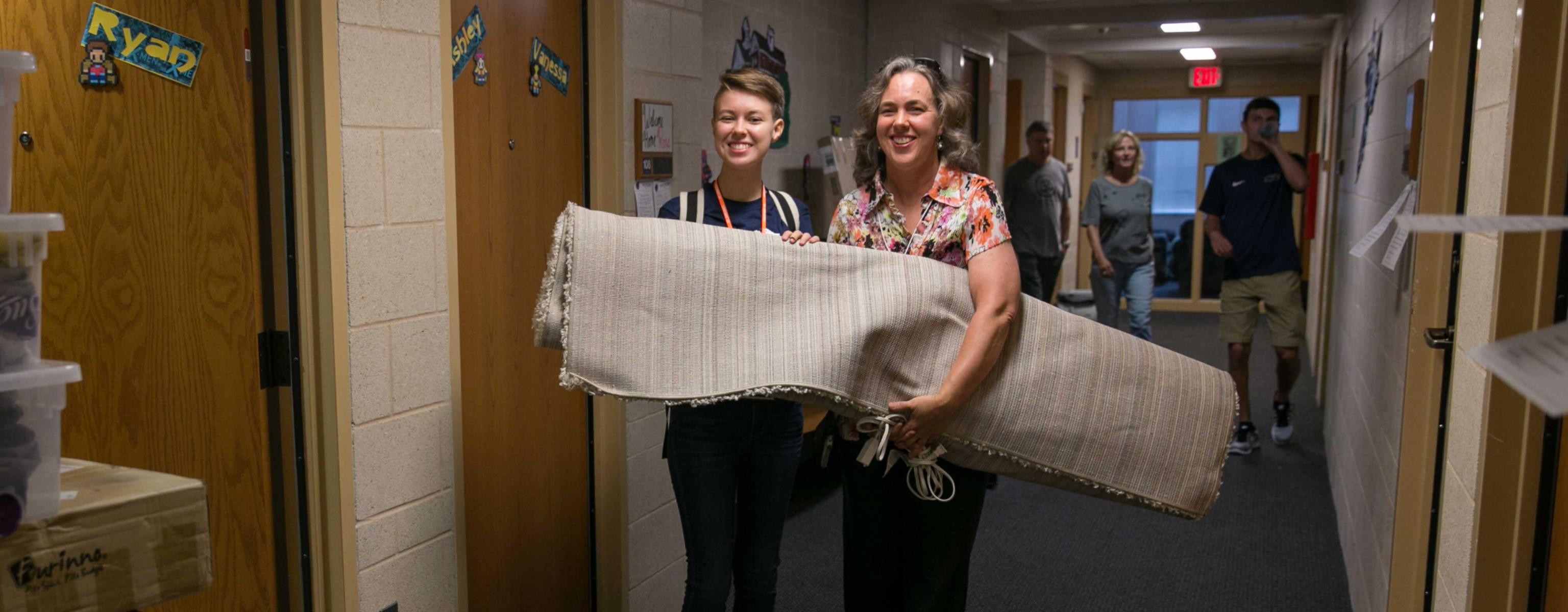 Student moving into Teresa Hall with her mom