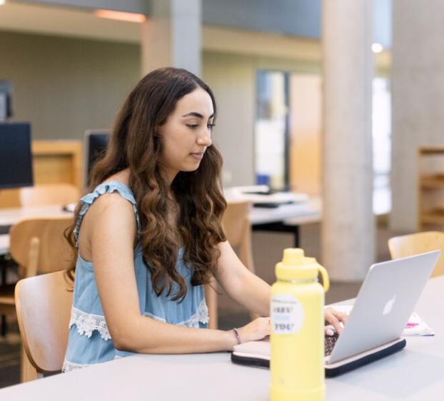 Michelle_Flores_Studying