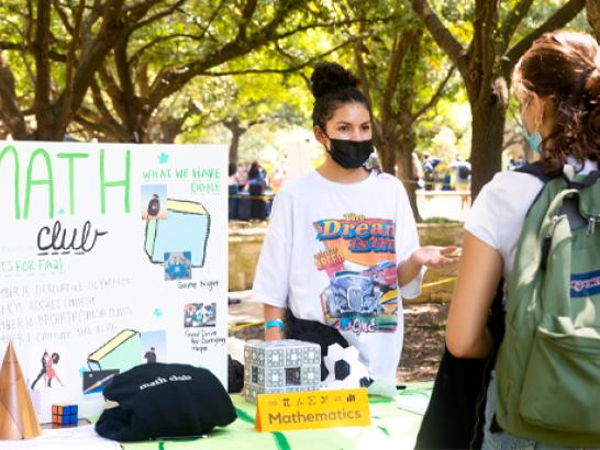 Representative introduces students to the Math Club at the 2021 Student Involvement Fair.